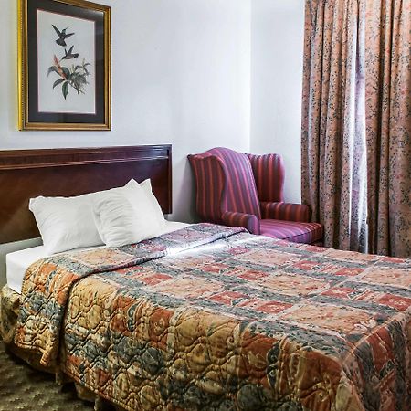 Econo Lodge Eagle Nest Екстериор снимка