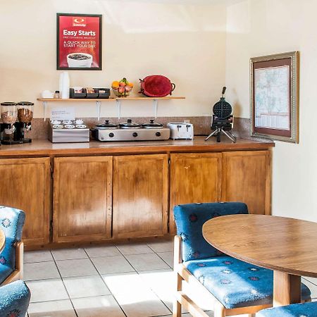 Econo Lodge Eagle Nest Екстериор снимка