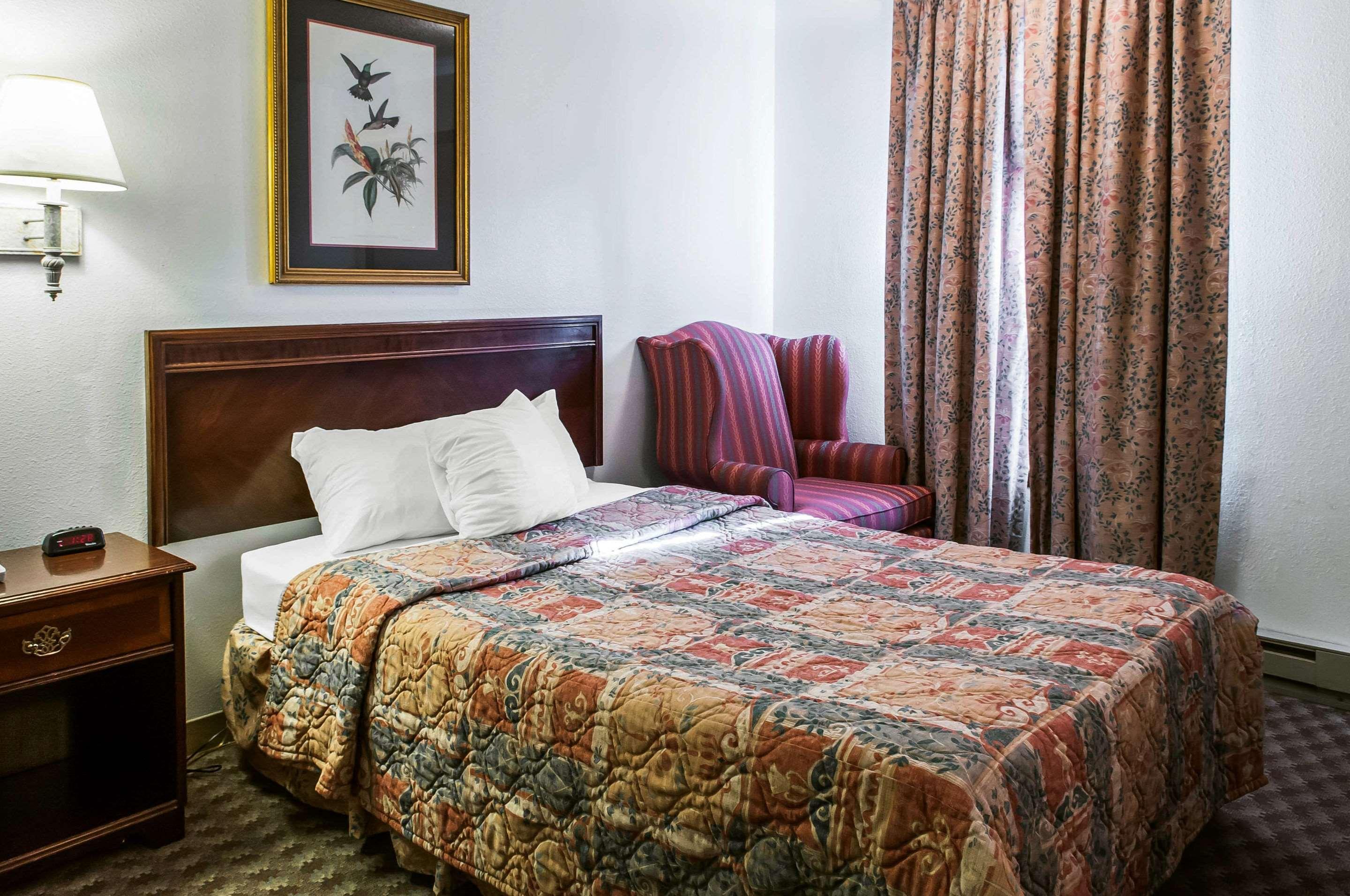 Econo Lodge Eagle Nest Екстериор снимка