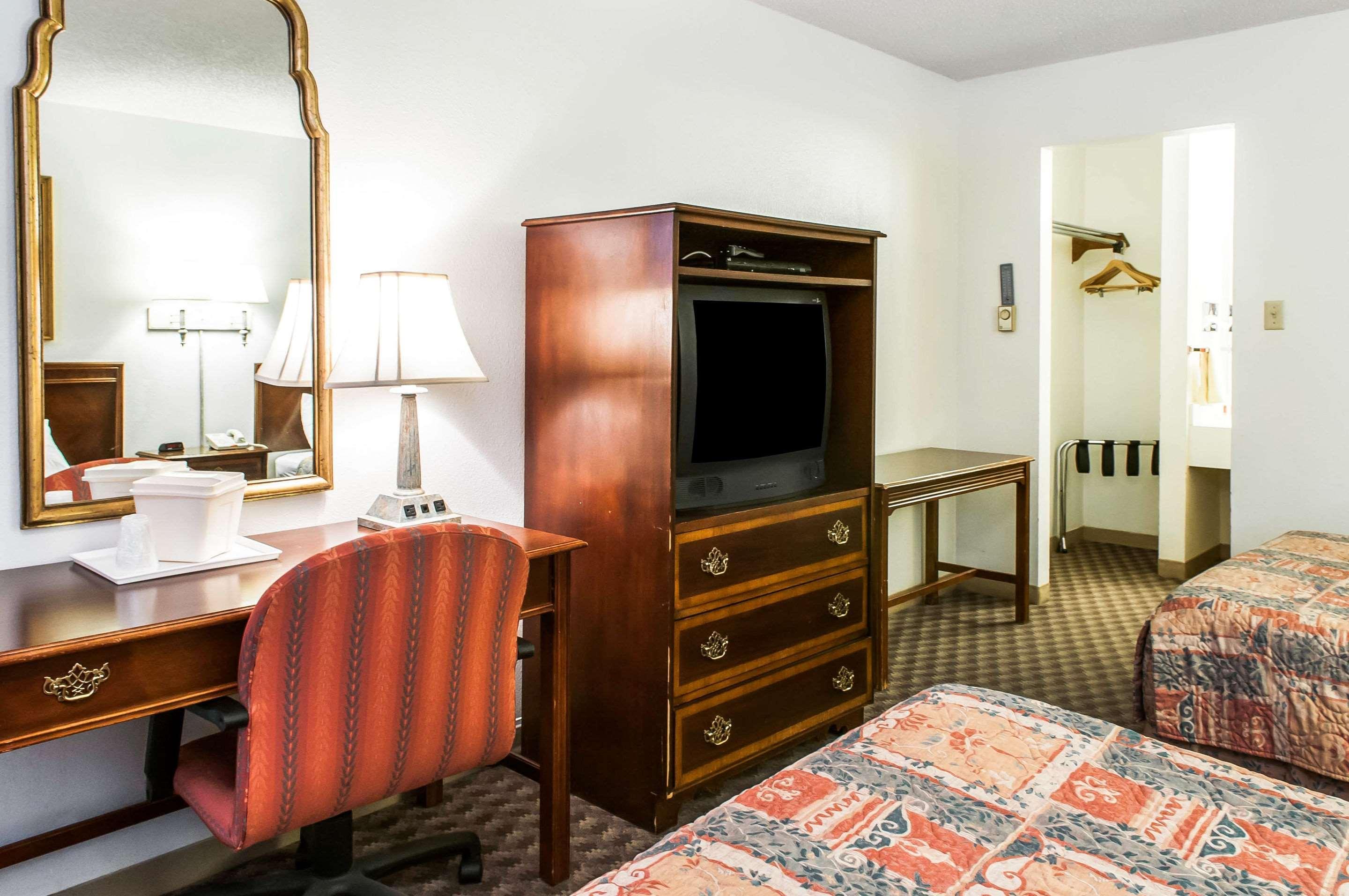 Econo Lodge Eagle Nest Екстериор снимка