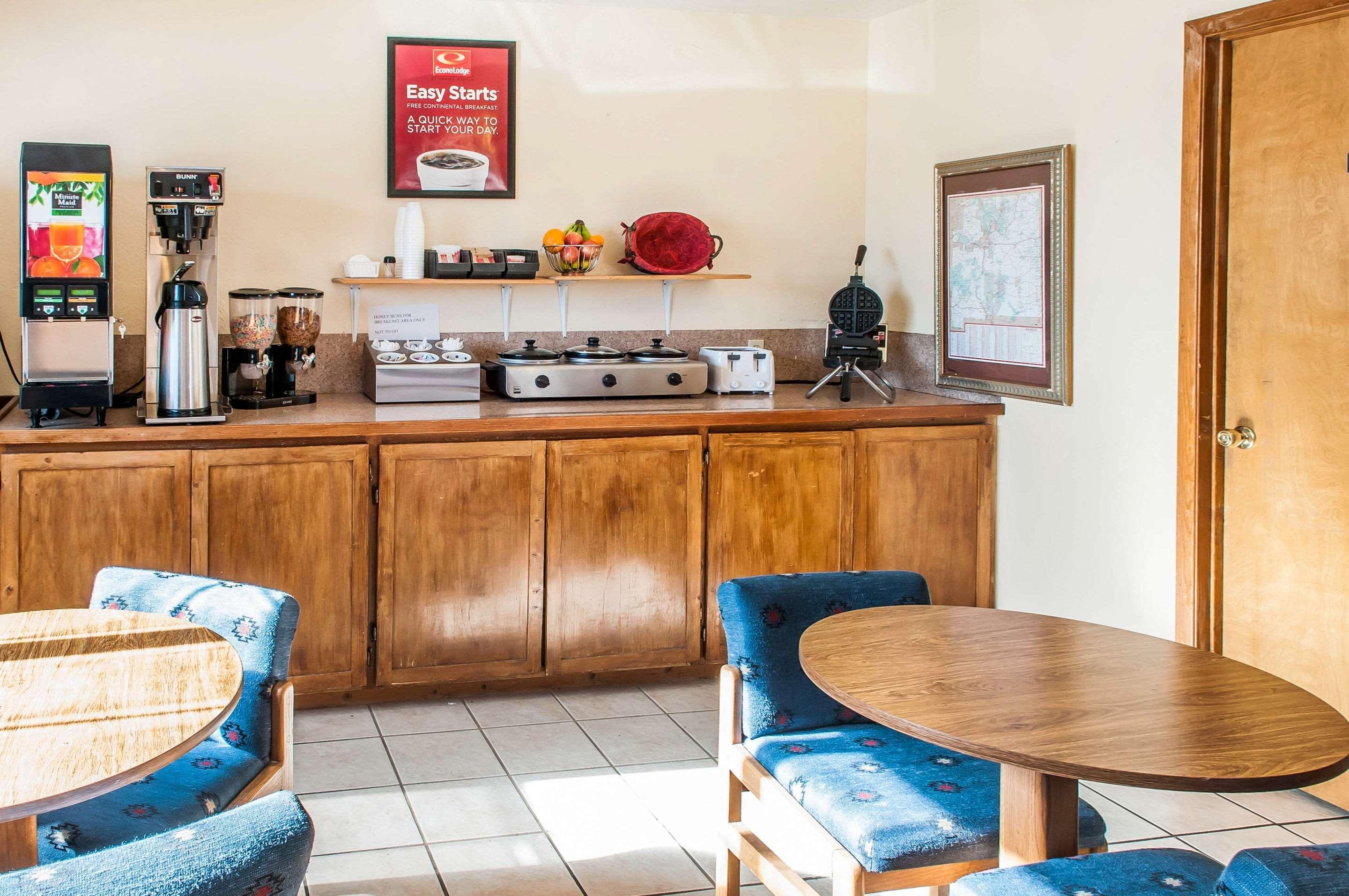 Econo Lodge Eagle Nest Екстериор снимка