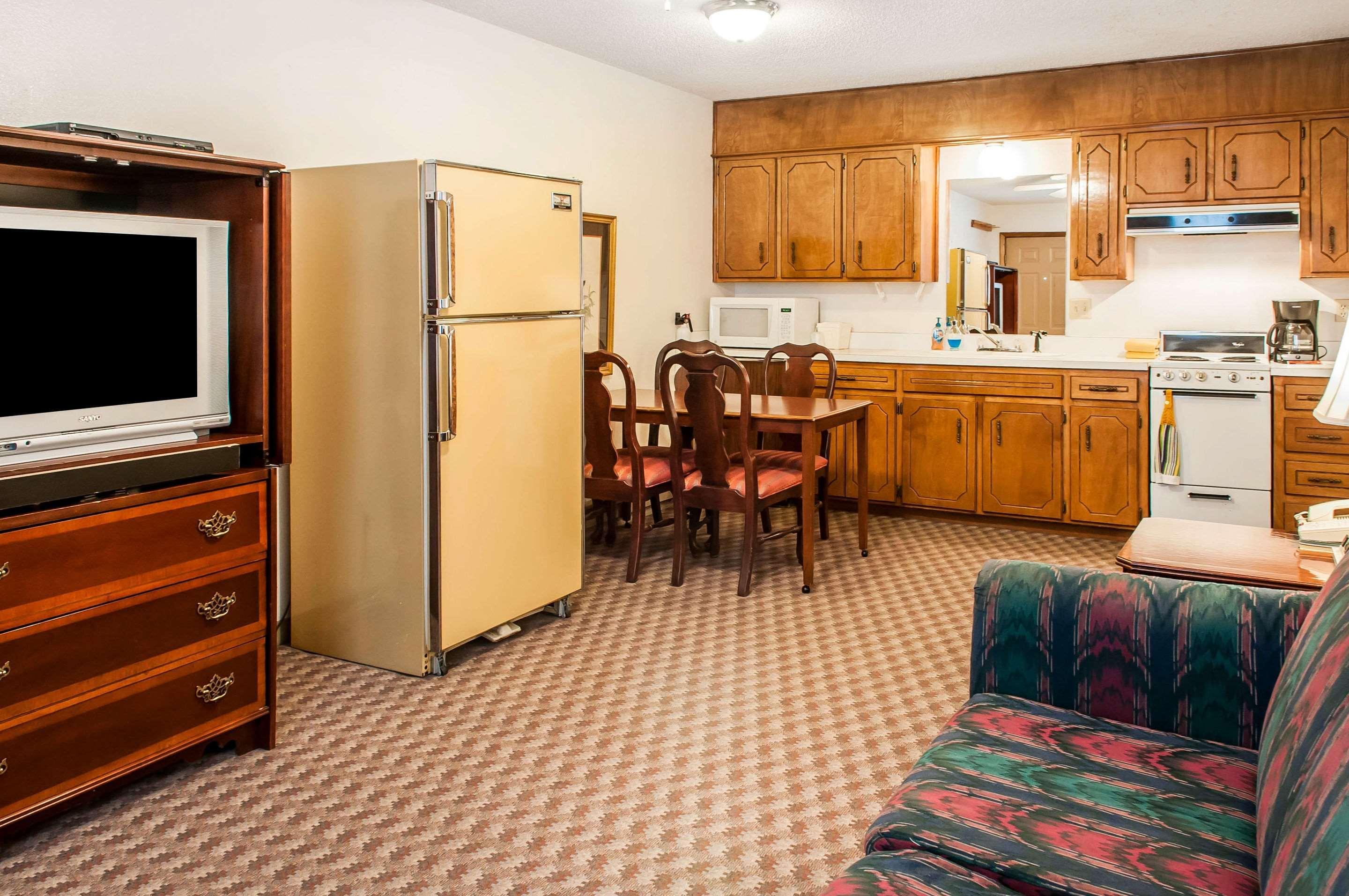 Econo Lodge Eagle Nest Екстериор снимка
