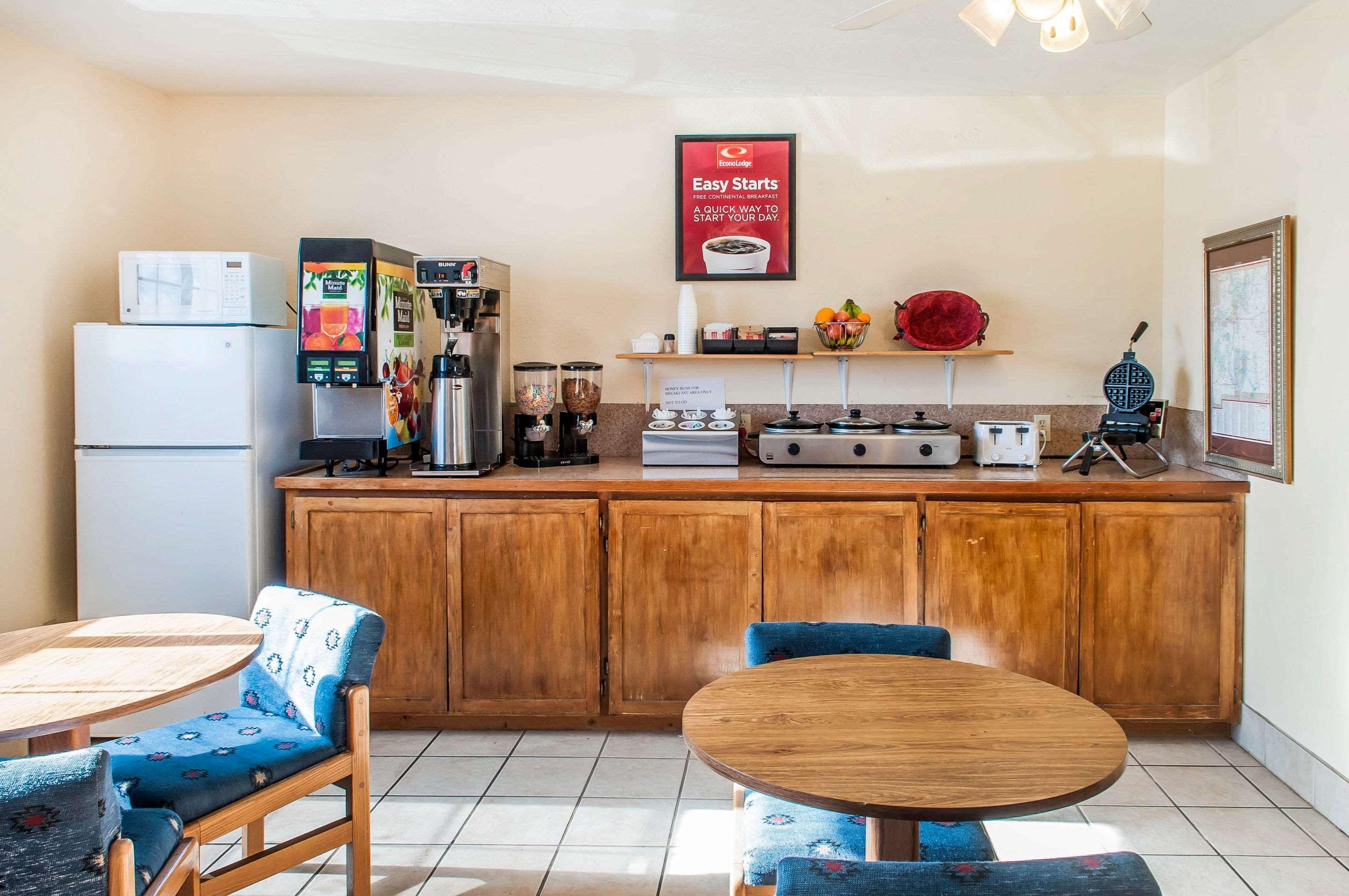 Econo Lodge Eagle Nest Екстериор снимка