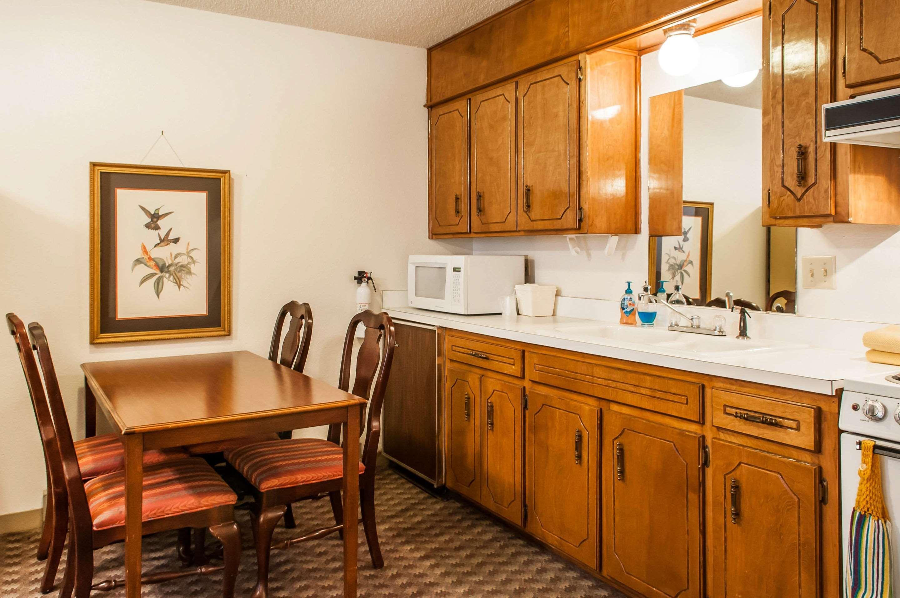 Econo Lodge Eagle Nest Екстериор снимка