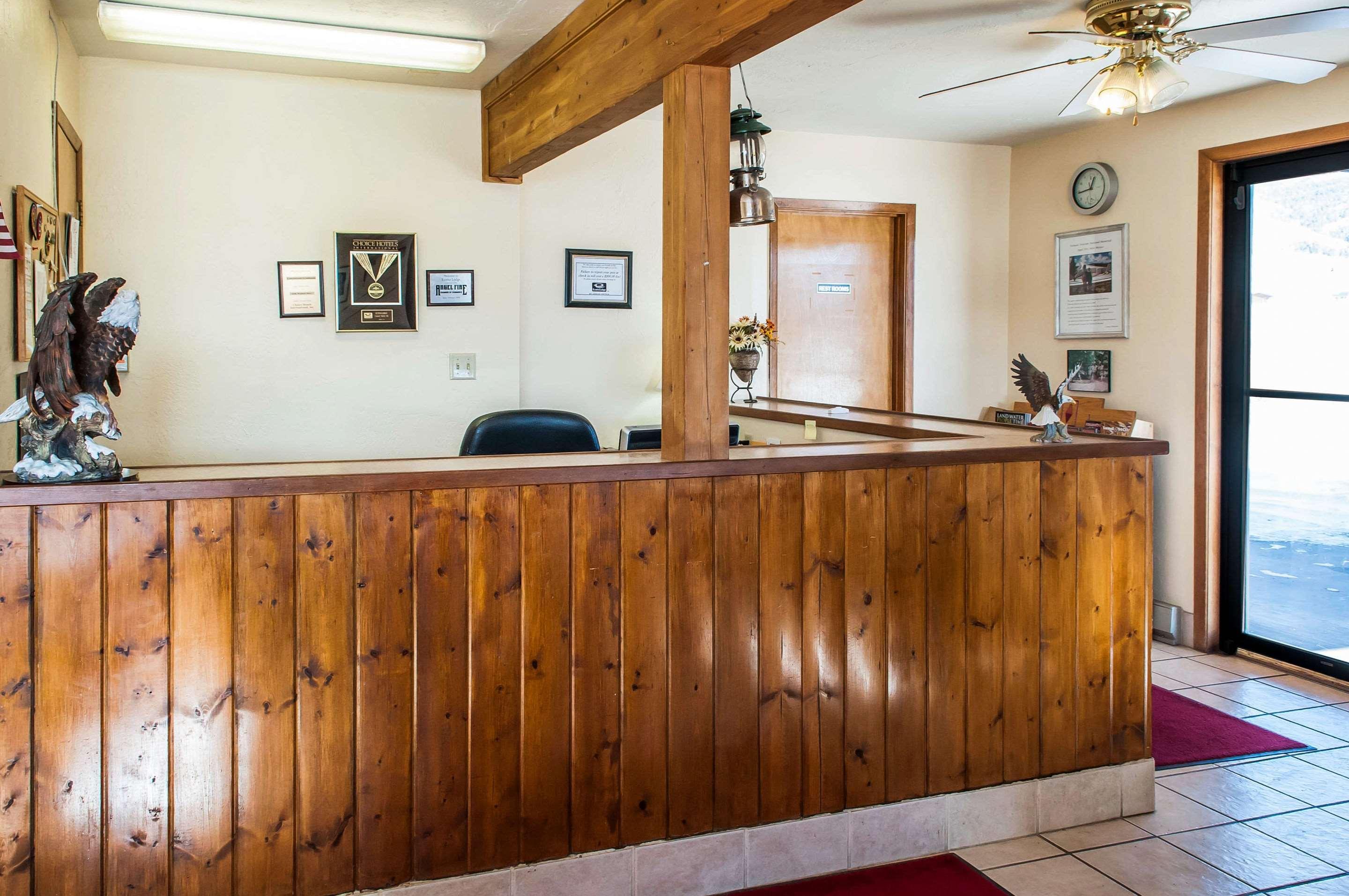 Econo Lodge Eagle Nest Екстериор снимка