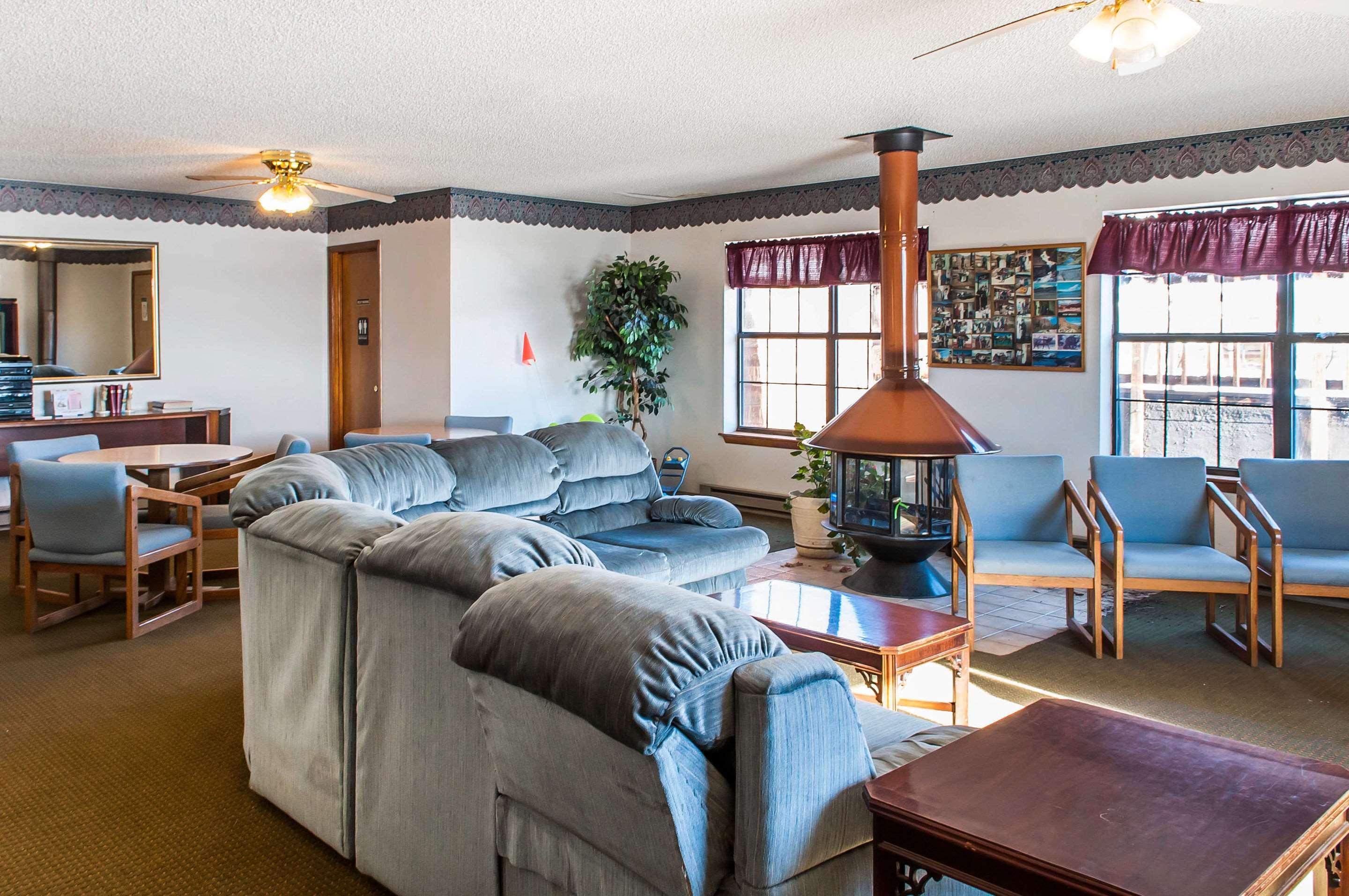 Econo Lodge Eagle Nest Екстериор снимка