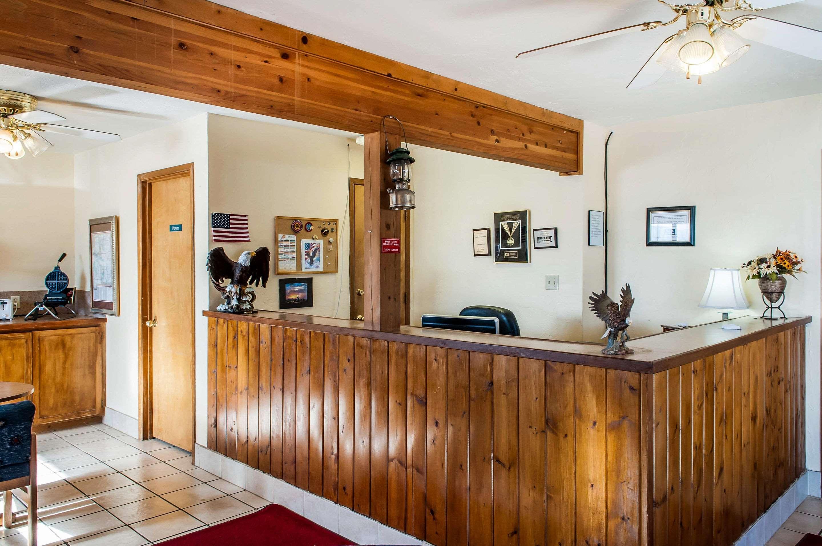 Econo Lodge Eagle Nest Екстериор снимка
