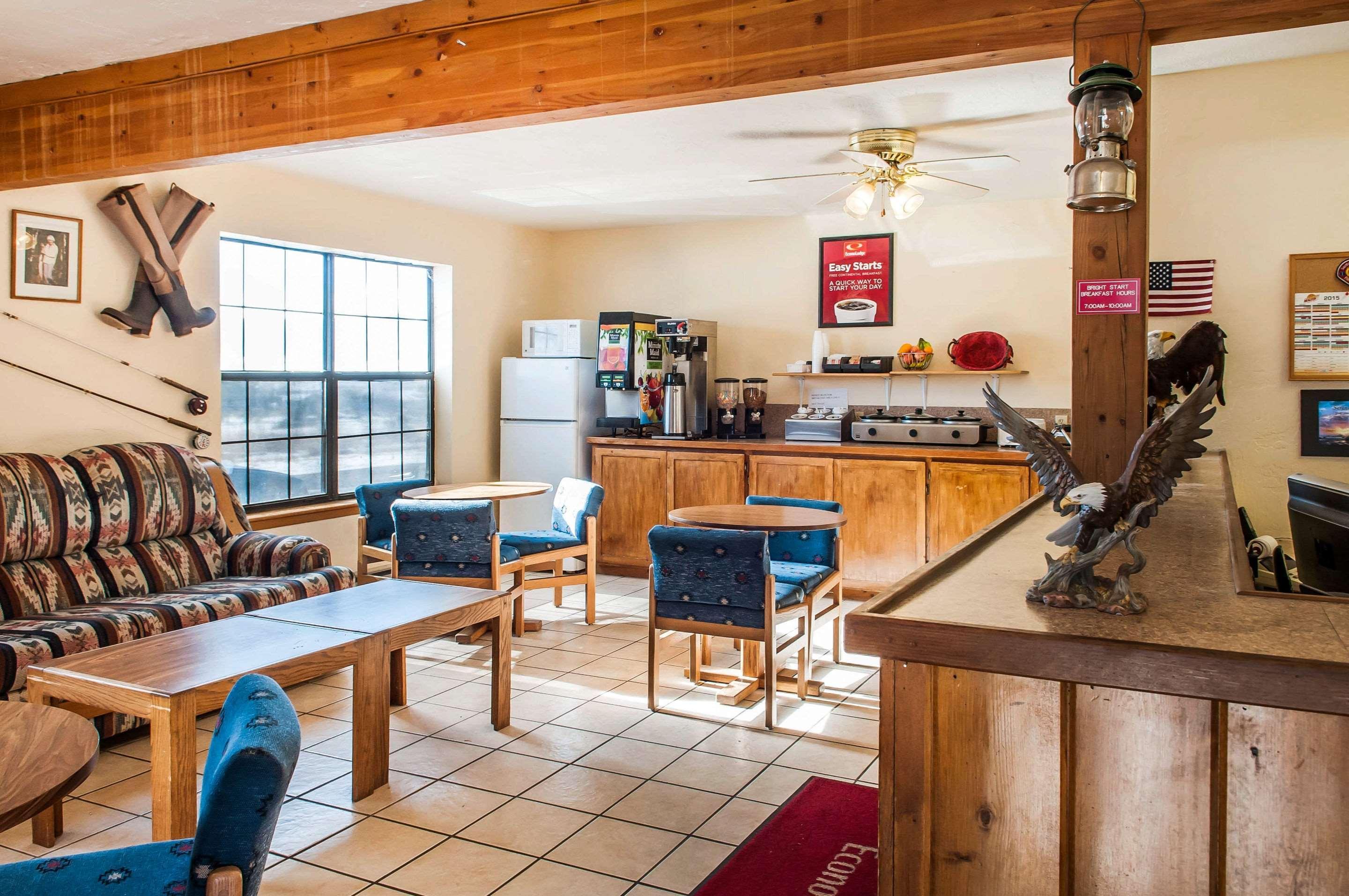 Econo Lodge Eagle Nest Екстериор снимка