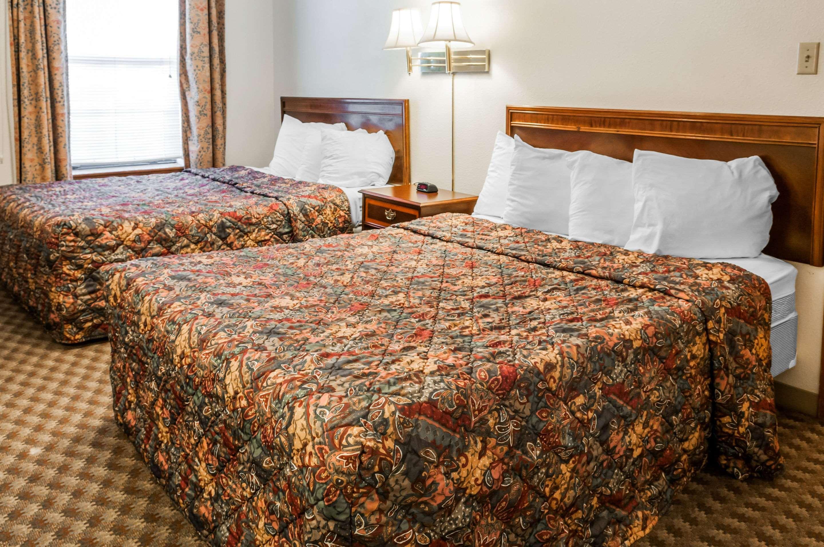 Econo Lodge Eagle Nest Екстериор снимка