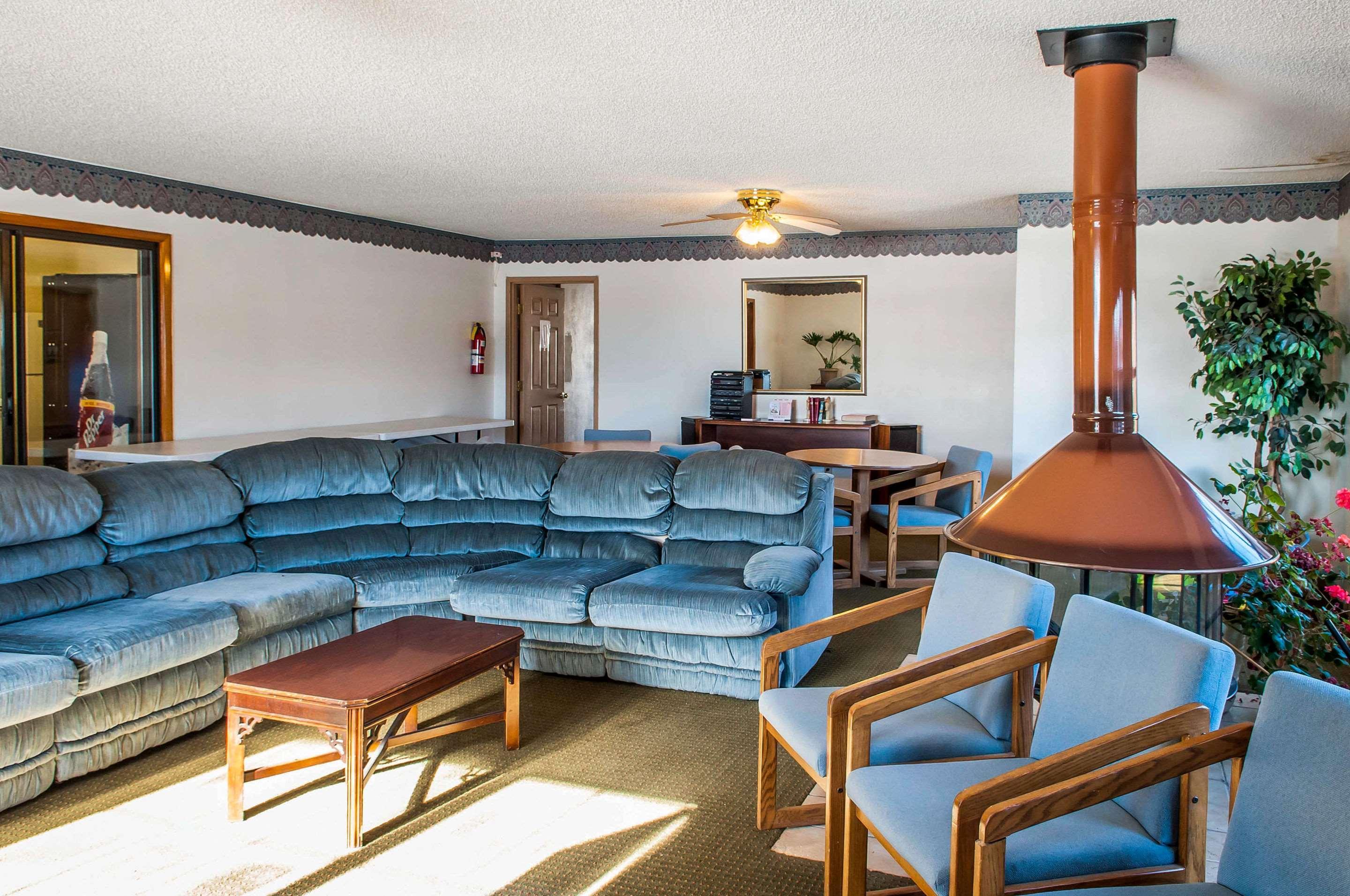Econo Lodge Eagle Nest Екстериор снимка