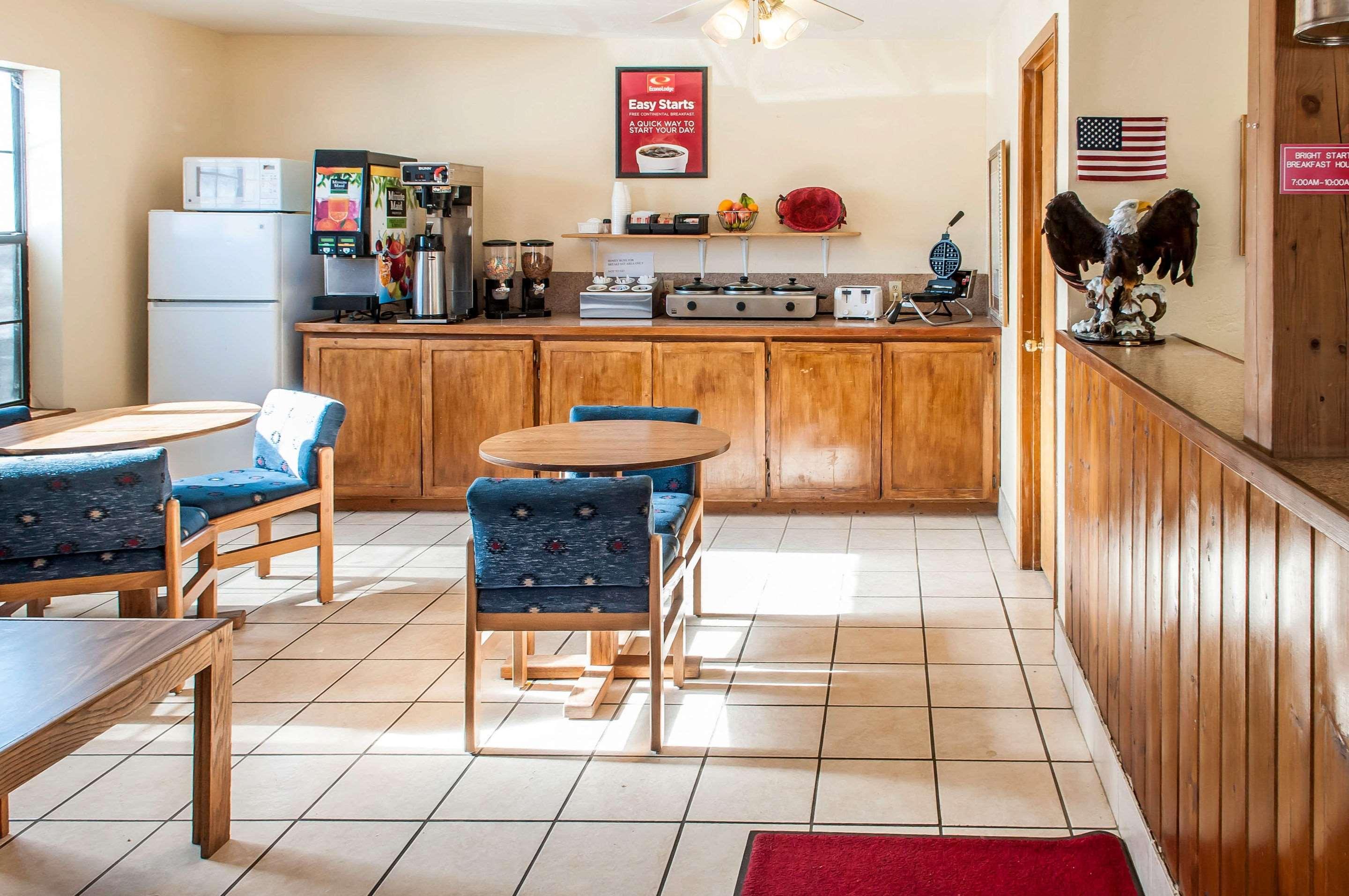 Econo Lodge Eagle Nest Екстериор снимка