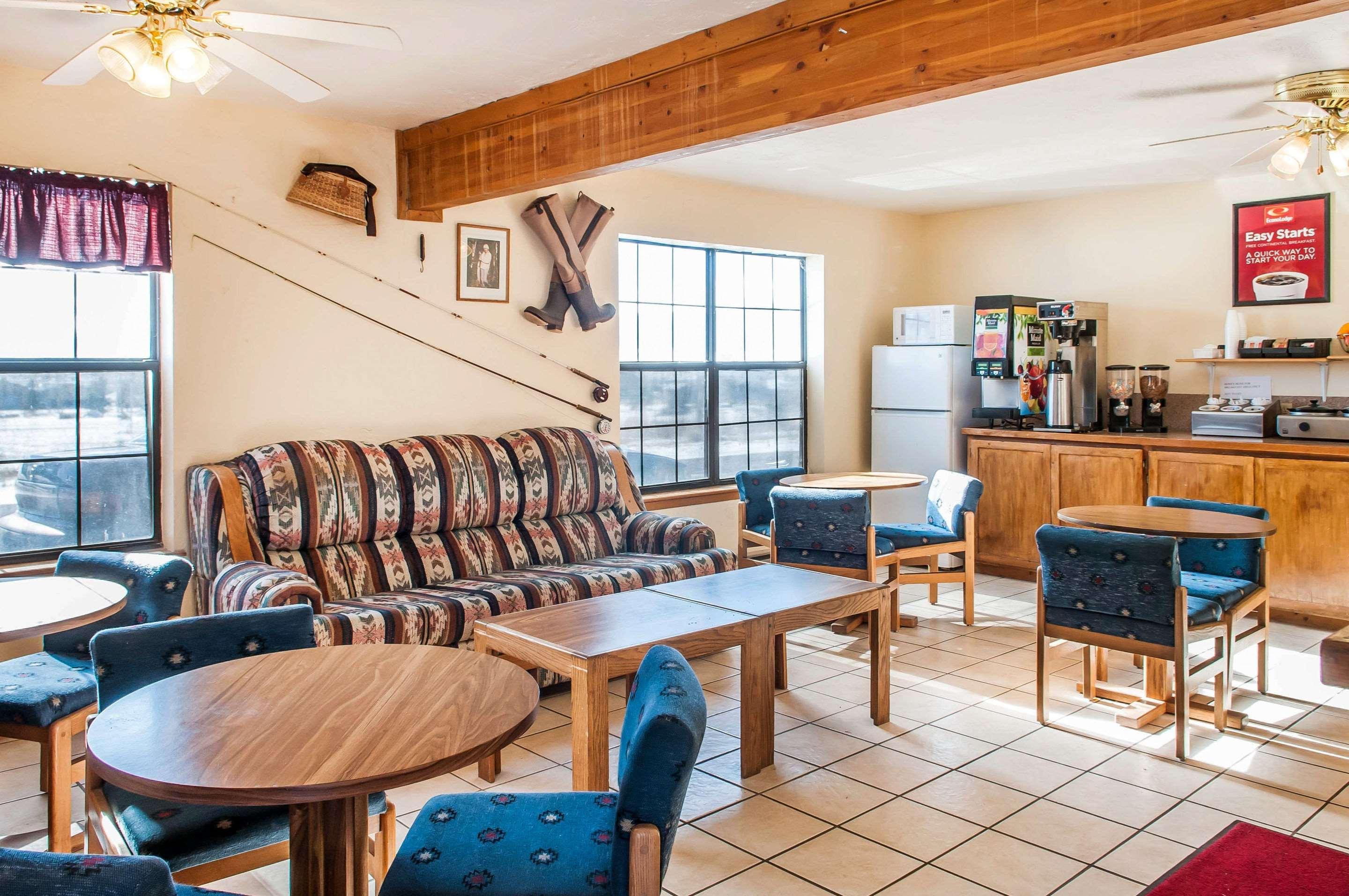 Econo Lodge Eagle Nest Екстериор снимка