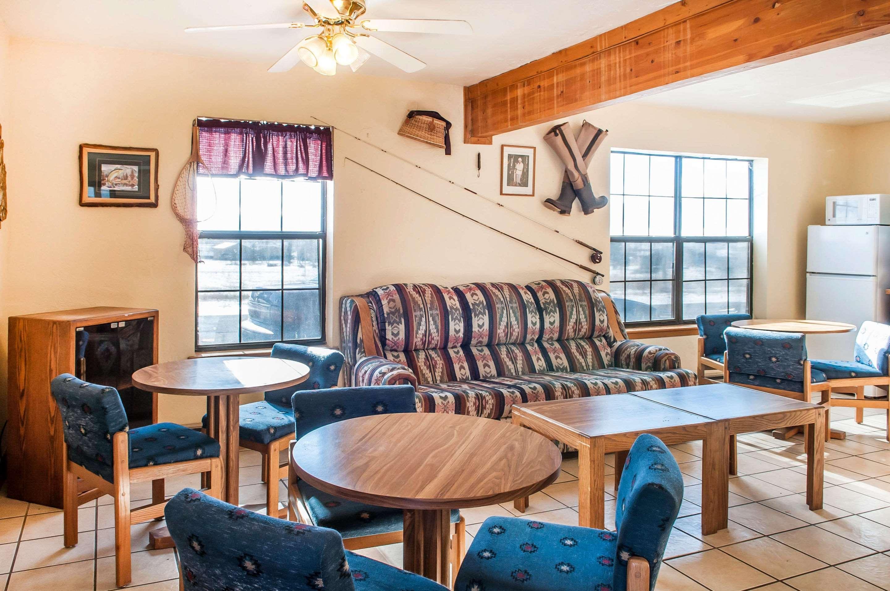 Econo Lodge Eagle Nest Екстериор снимка