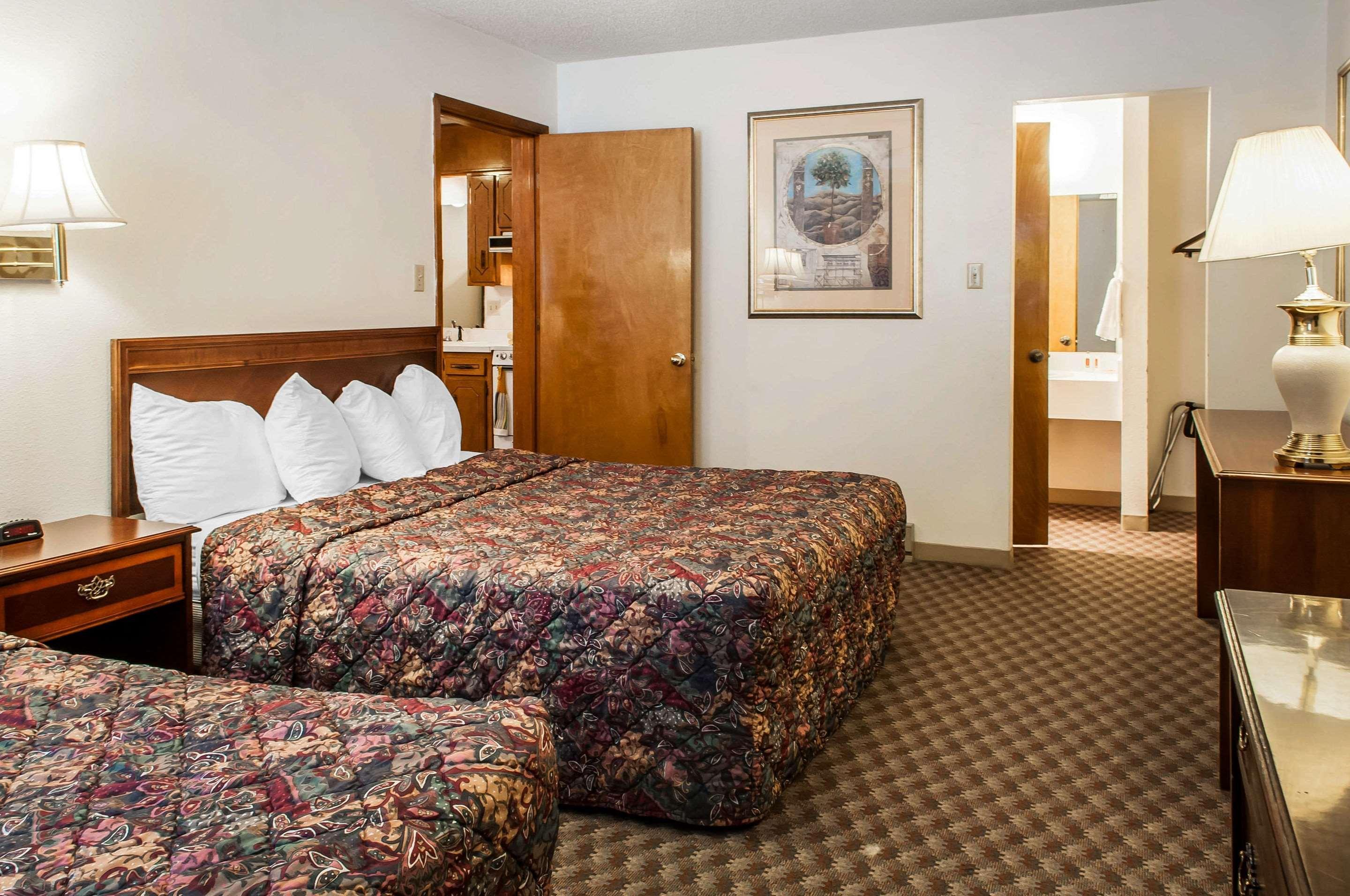 Econo Lodge Eagle Nest Екстериор снимка