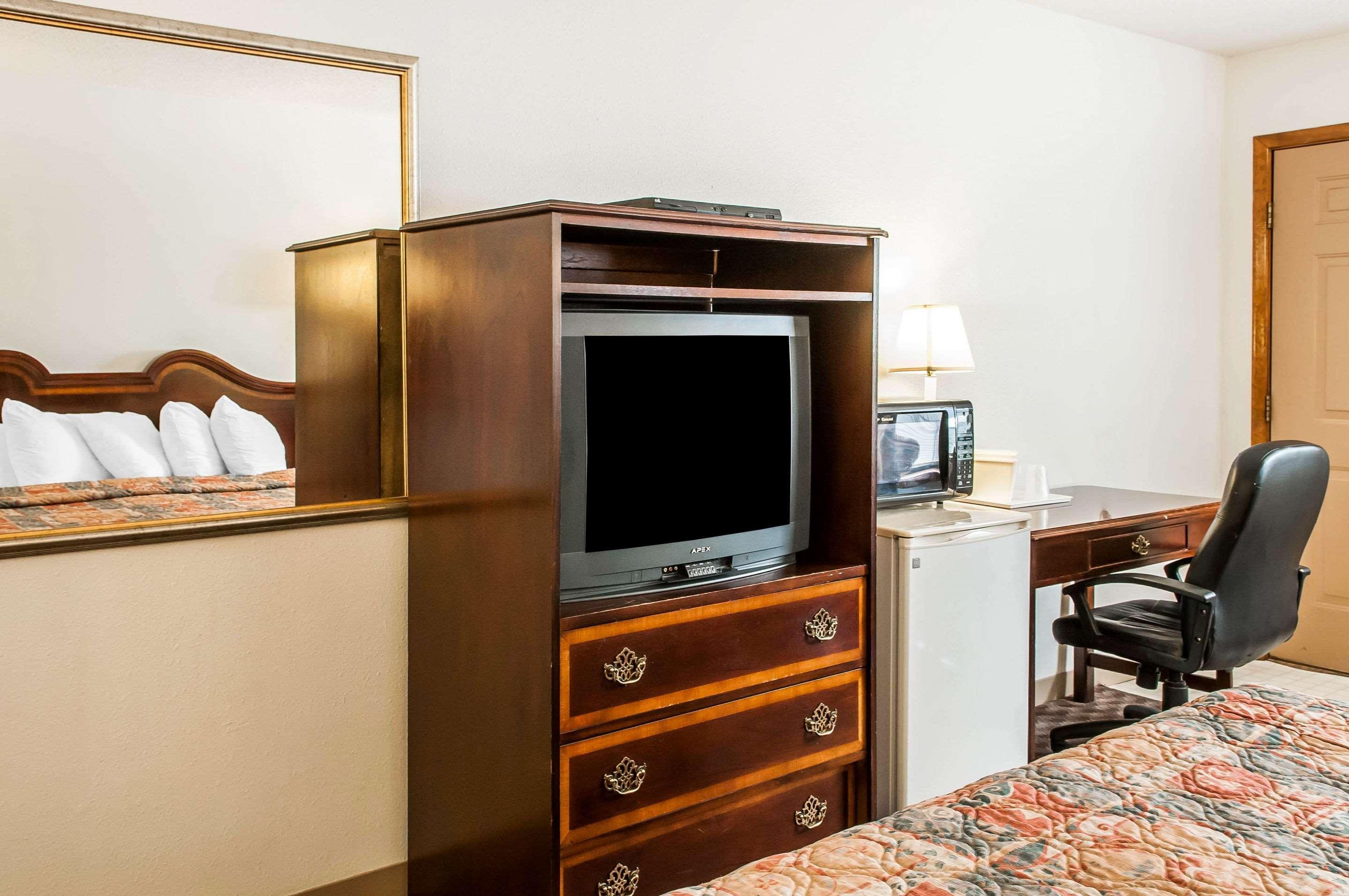 Econo Lodge Eagle Nest Екстериор снимка
