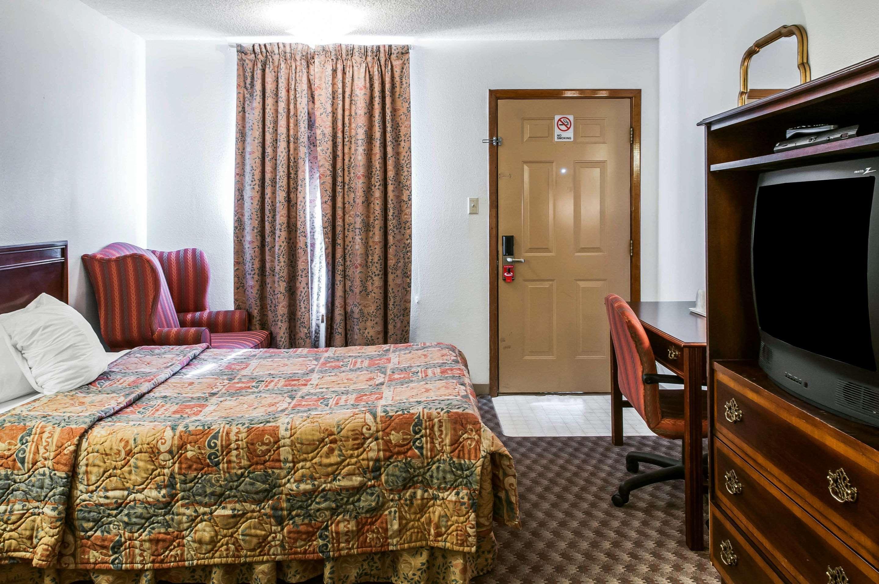 Econo Lodge Eagle Nest Екстериор снимка