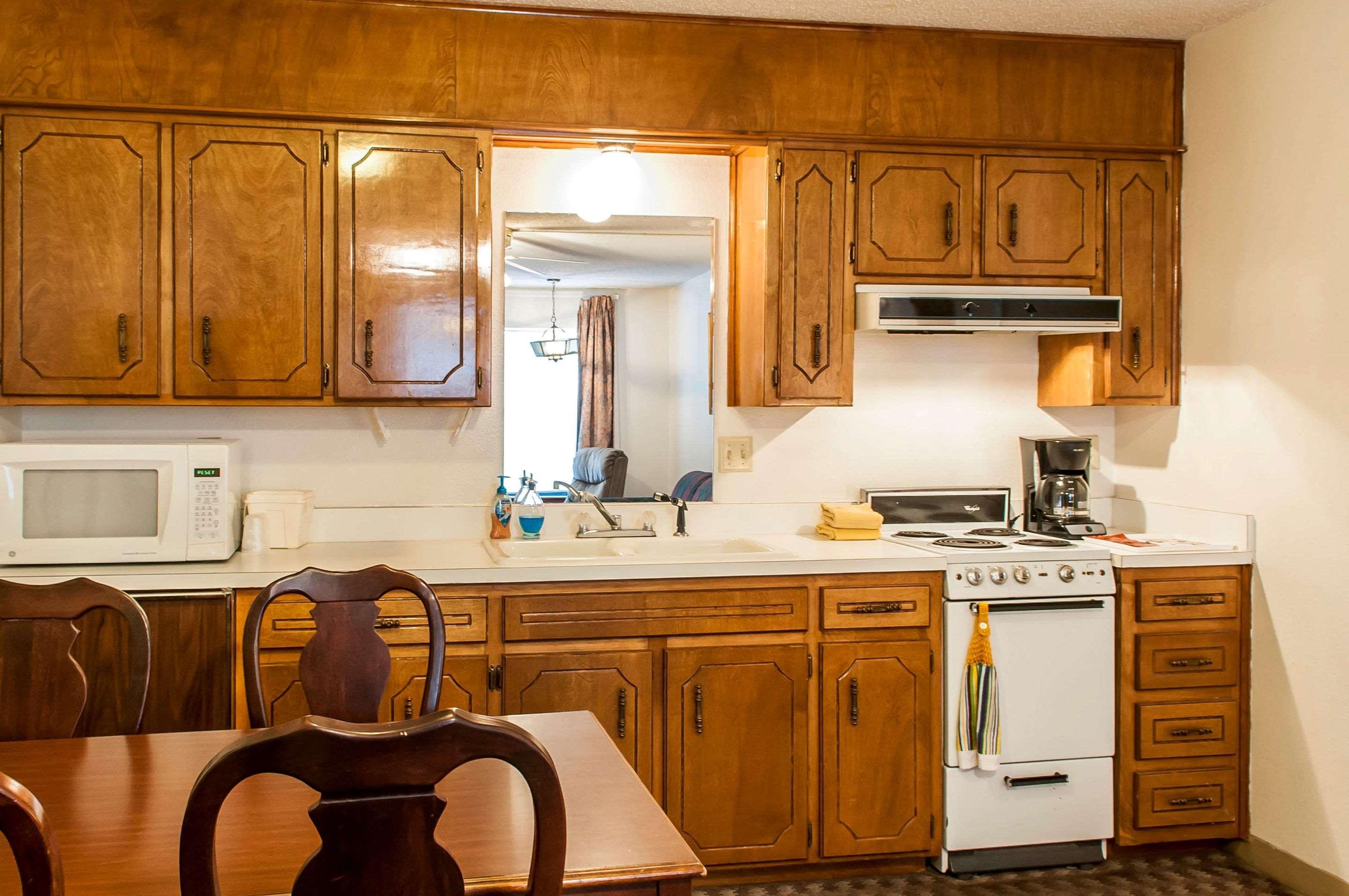 Econo Lodge Eagle Nest Екстериор снимка