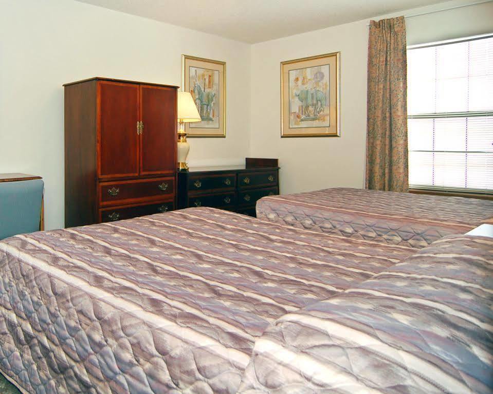 Econo Lodge Eagle Nest Екстериор снимка