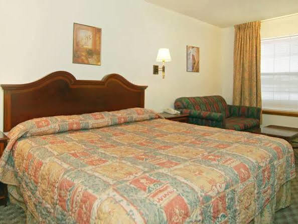 Econo Lodge Eagle Nest Екстериор снимка