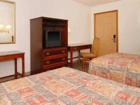 Econo Lodge Eagle Nest Екстериор снимка
